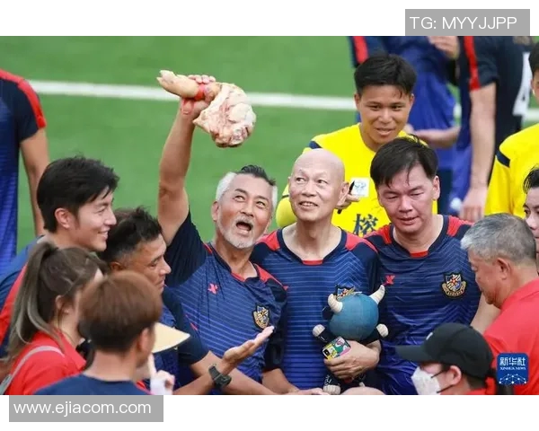 街头偶遇足球明星享受美食瞬间引发粉丝热议与欢呼